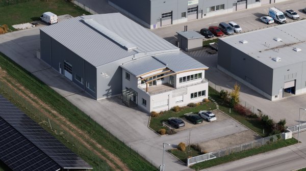 Ludtbild eines grauen Firmengebäudes im Wirtschaftspark Kottingbrunn