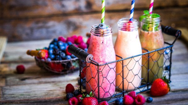 Drei Smoothie Flaschen schön hergerichtet fotografiert