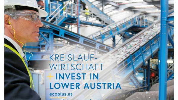 Coverbild einer Broschüre zum Thema Kreislaufwirtschaft in Niederösterreich; Mann mit Sicherheitskappe vor einem Förderband mit Plastikflaschen