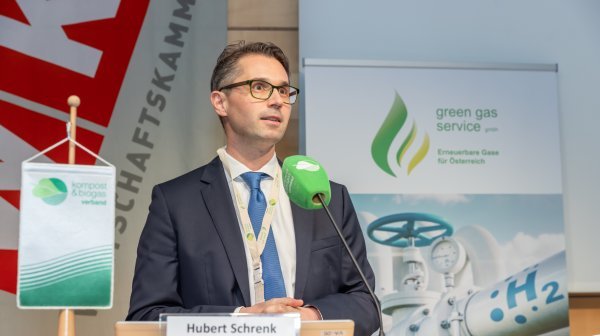 Hubert Schrenk spricht auf der Bühne