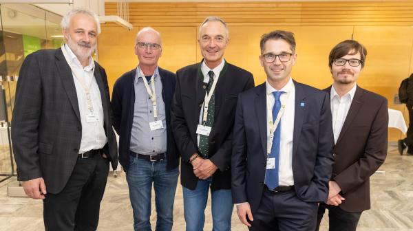 Gruppenfoto von 5 Personen