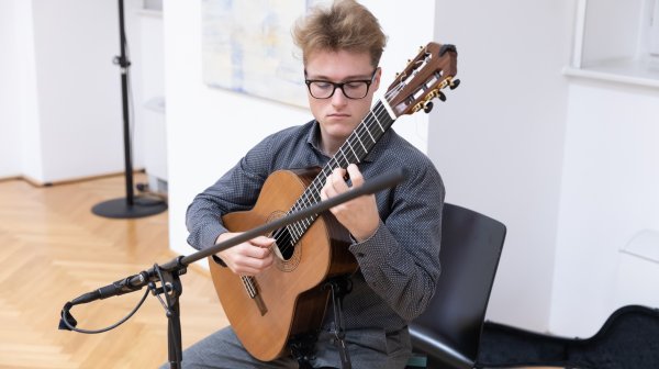 Musikalische Begleitung ecoart Vernissage Farbihe Formenvielfalt