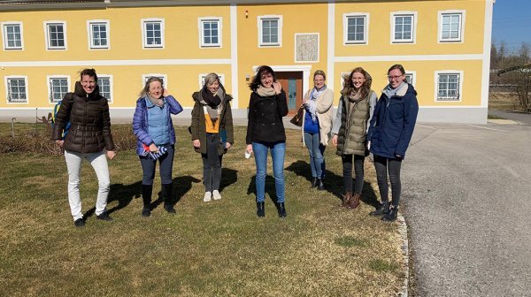 Foto der Projektgruppe von 7 Personen im Freien