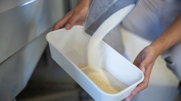 Brösel werden in eine Schale gegossen