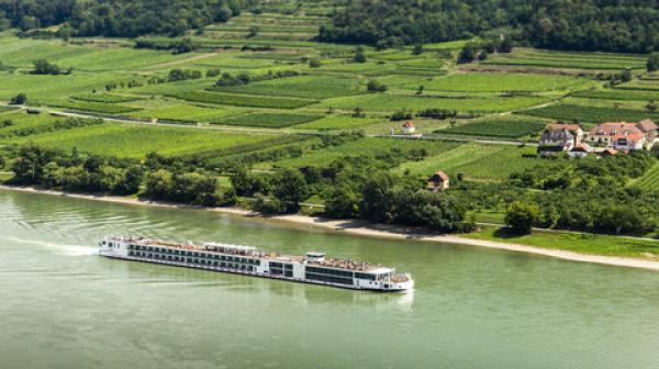 Schiff auf der Donau von der Vogelperspektive