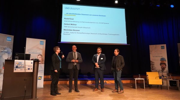 4 Personen im Gespräch auf der Bühne