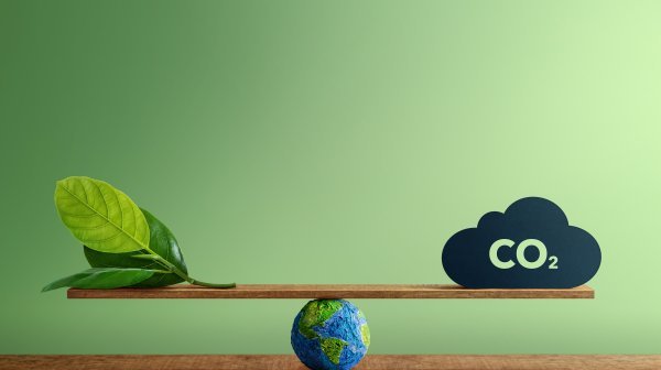 Imagebild mit symbolischer Waage - die Erde hält die Waage zwischen CO2 und Natur