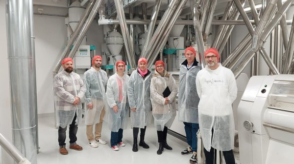 Gruppenfoto der Projektgruppe in Schutzkleidung