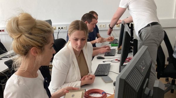 vor dem Laptop arbeitende Forscherinnen