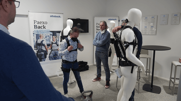 eine Kleingruppe an Männern testen die Exoskelette