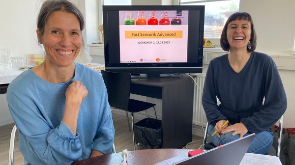 Zwei lachende Damen im Workshop