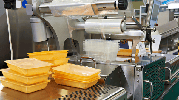 Plastiktassen in Gastroküche