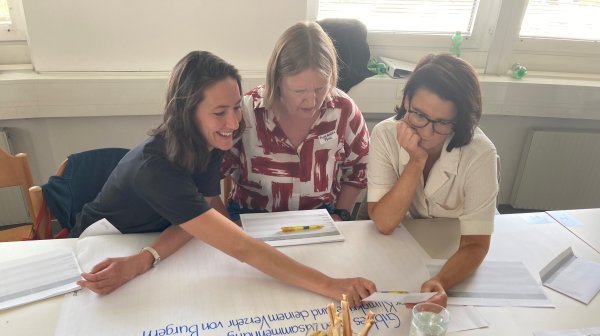 3 Damen in Workshopsituation