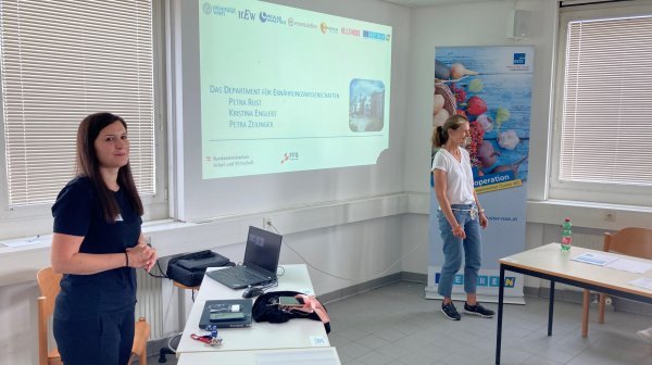 2 Damen präsentieren ihr Projekt