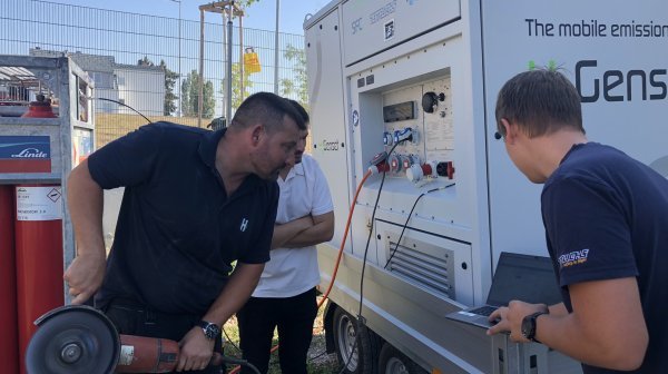 Einige Personen betrachten den Wasserstoffgenerator