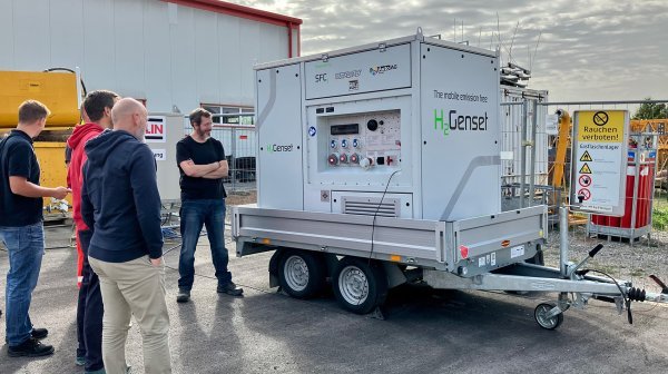 Einige Personen betrachten den Wasserstoffgenerator