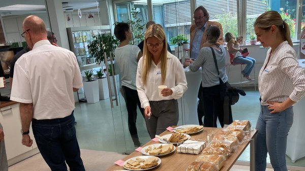 Menschen beim Verkosten