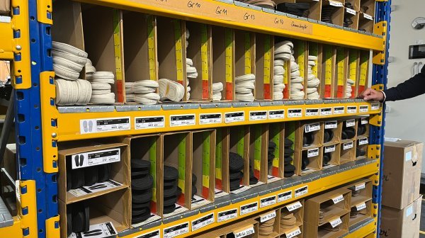 Werkzeug einsortiert in Regal