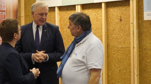 3 Personen unterhalten sich 