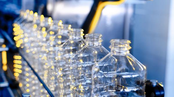 Plastikflaschen in Reihe