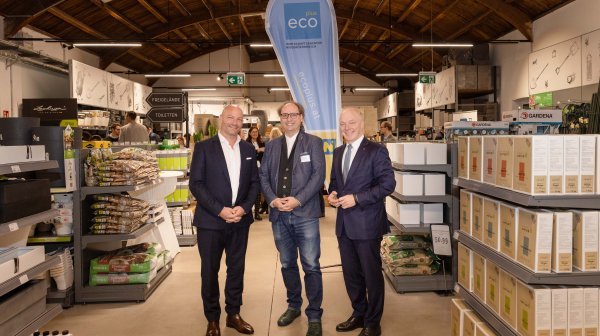 Drei Personen in Veranstaltungsräumlichkeit