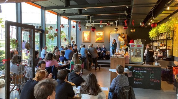 Viele Menschen haben sich zur Veranstaltung eingetroffen