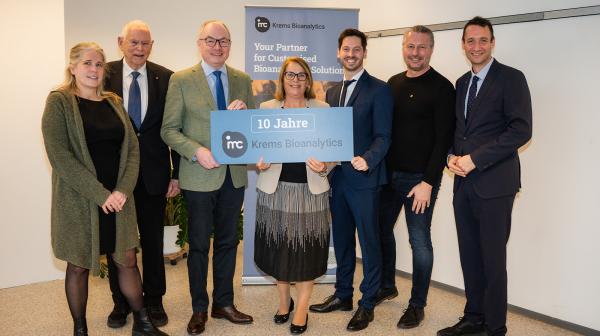 7 Personen auf Pressefoto