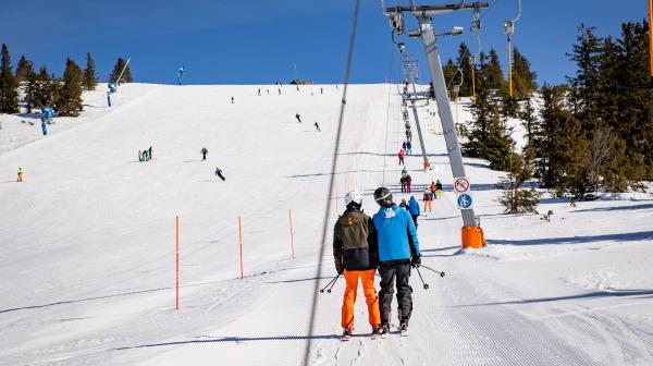 Gut besuchter Schlepplift am Hochkar bei strahlend blauem Wetter