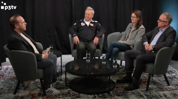 Vier Personen sitzen zum Interview an einem Tisch in grauen Sesseln