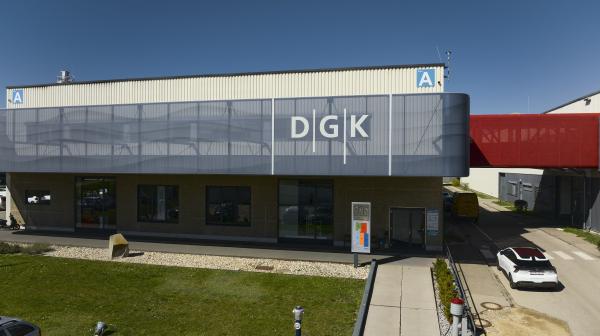 ein großes Firmen-Gebäude mit Schriftzug DGK