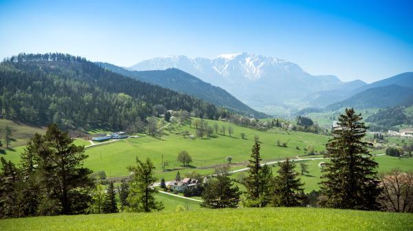 Landschaftsbild mit teils schneebedeckten Berg im Hintergrund