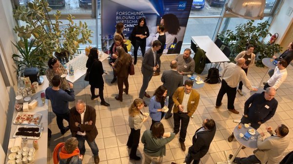Vogelperspektive vieler Menschen auf der Veranstaltung beim Networken