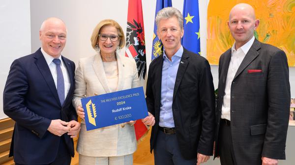 4 Personen am Pressefoto