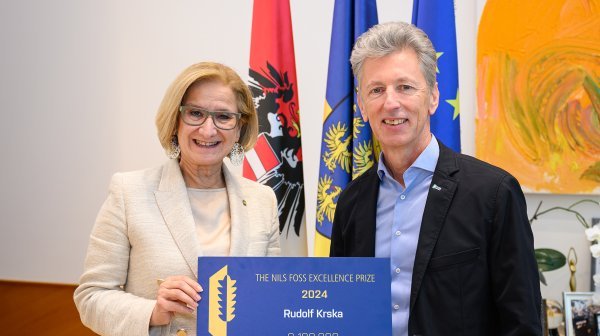 2 Personen am Pressefoto halten die Ehrung in Händen