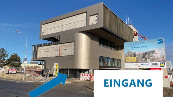 Neubau ecofoum im IZ NÖ-Süd noch als Baustelle mit markierten Eingang
