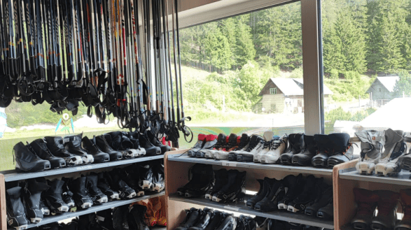 Schuhraum mit vielen Schuhen