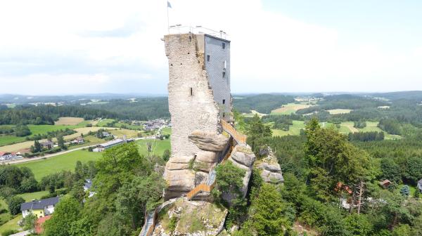 Landschaftsbild mit einer Ruine