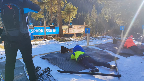 drei Personen bei Biathlon 