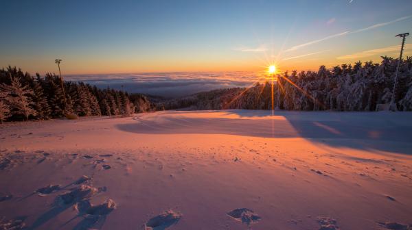 Sonnenaufgang am verschneiten Skigebiet Jauerling
