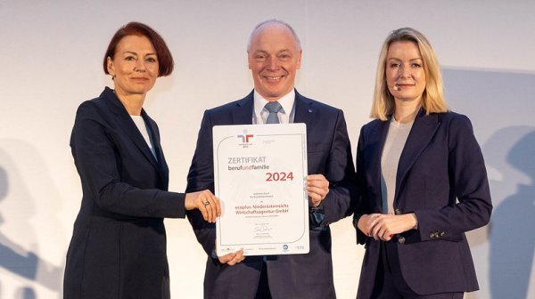 Drei Personen mit Rezertifizierungsurkunde Audit berufundfamilie 2024