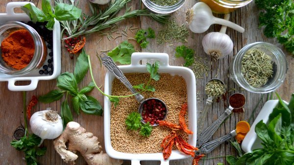 Stilleben von Küchenutensilien - Kräutern, Getreide, Gewürze