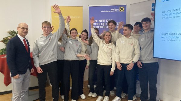 Gruppenbild von 11 Personen