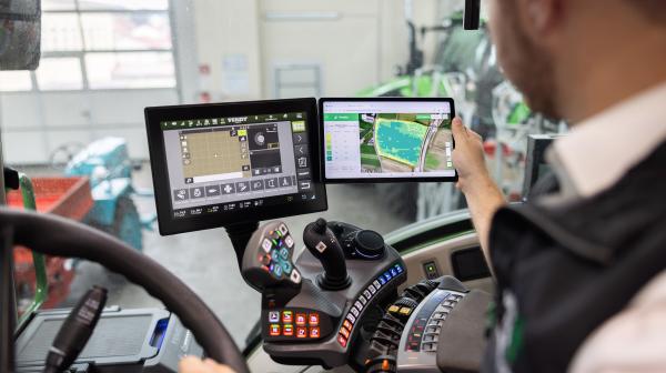 moderne Technik im Traktor bedient von einem Mann