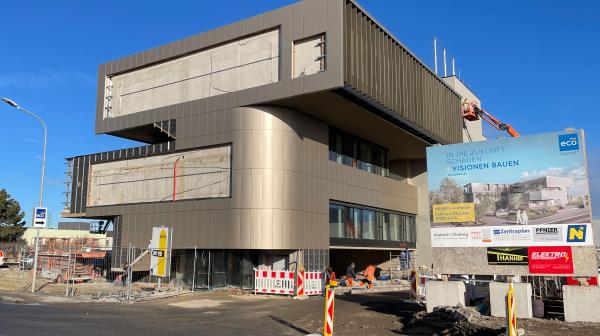 Baustelle des Objektes M19 im IZ NÖ-Süd mit Bautafel