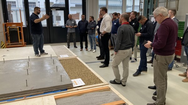 Ausstellungsbesucher beim Durchschlendern 