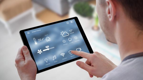 Mann bedient ein IPad