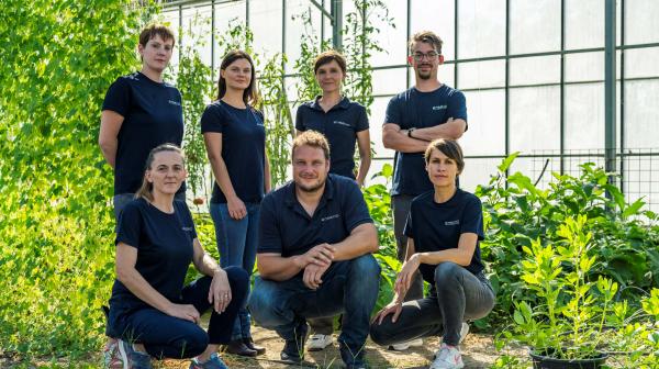 Gruppenbild des Unternehmens Ensemo mit 7 Mitarbeiter und Mitarbeiterinnen