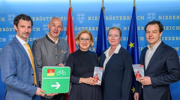 Personenfoto mit 2 Frauen und 3 Herren die Radtafel und Radfahrflyer in der Hand halten