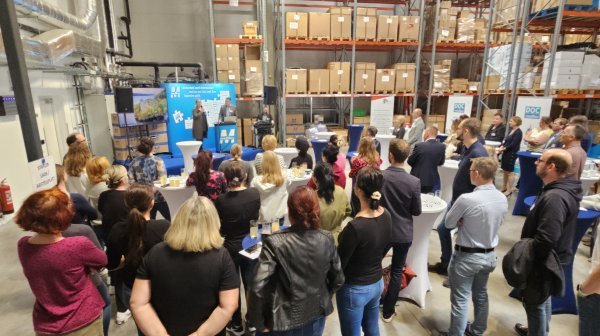 Führung durch die Sterilisationsanlage mit dem Veranstaltungsteilnehmern