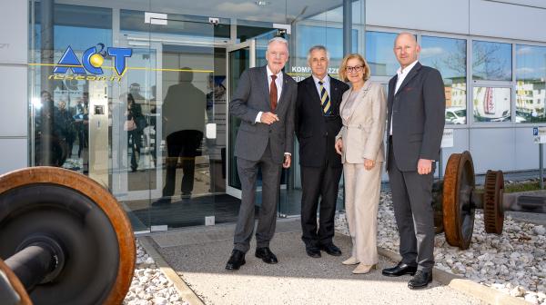 Gruppenfoto von 4 Personen beim Besuch bei AC2T